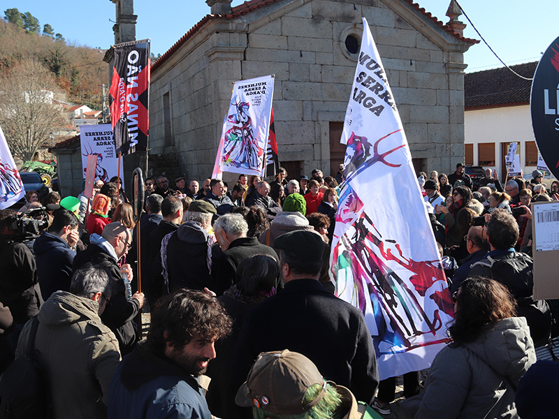 Manifestao em Covas do Barroso contra servido administrativa autorizada pelo Governo